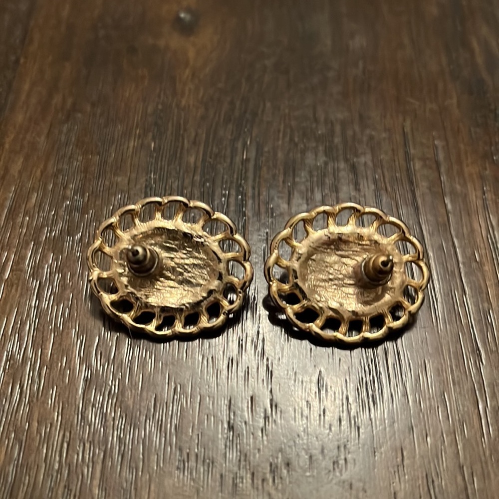 Fashion earrings with yellow gold and pearl look. Very nice and looks real. - Picture 3 of 3